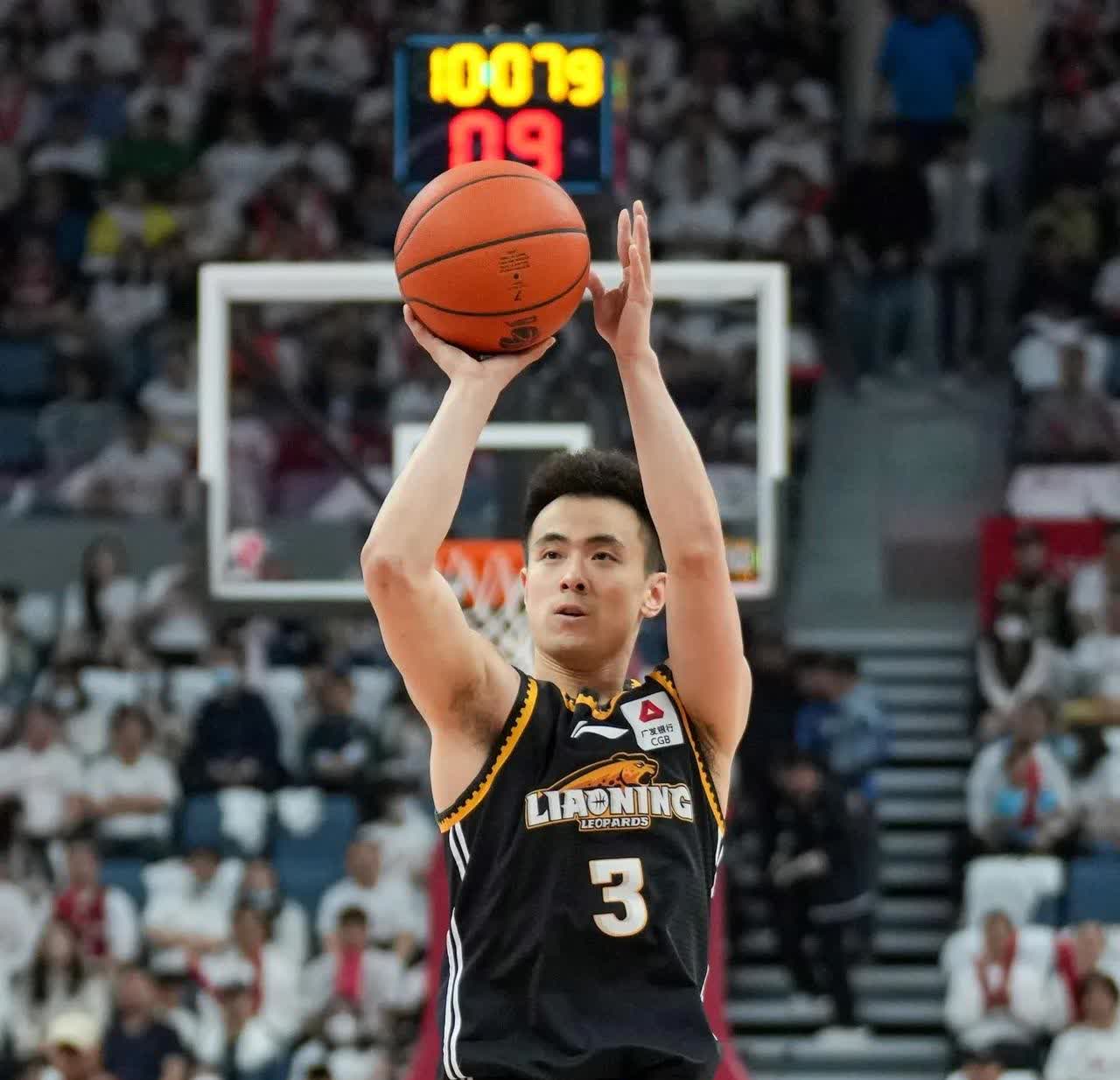 黑白直播-球队战绩起伏不定，球员表现褒贬不一