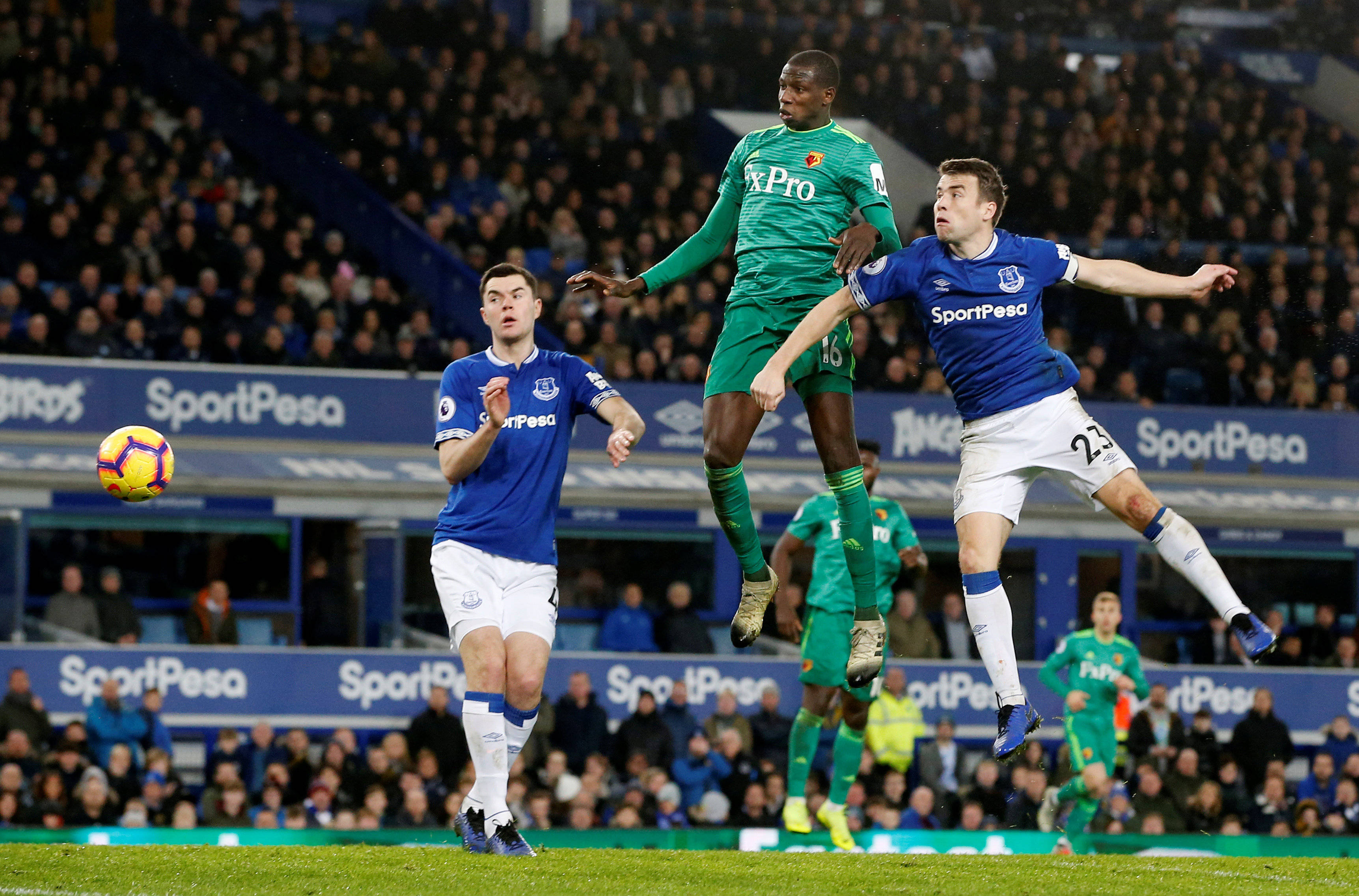 黑白直播在线观看-中场组织稳健，带领球队赢得比赛的简单介绍