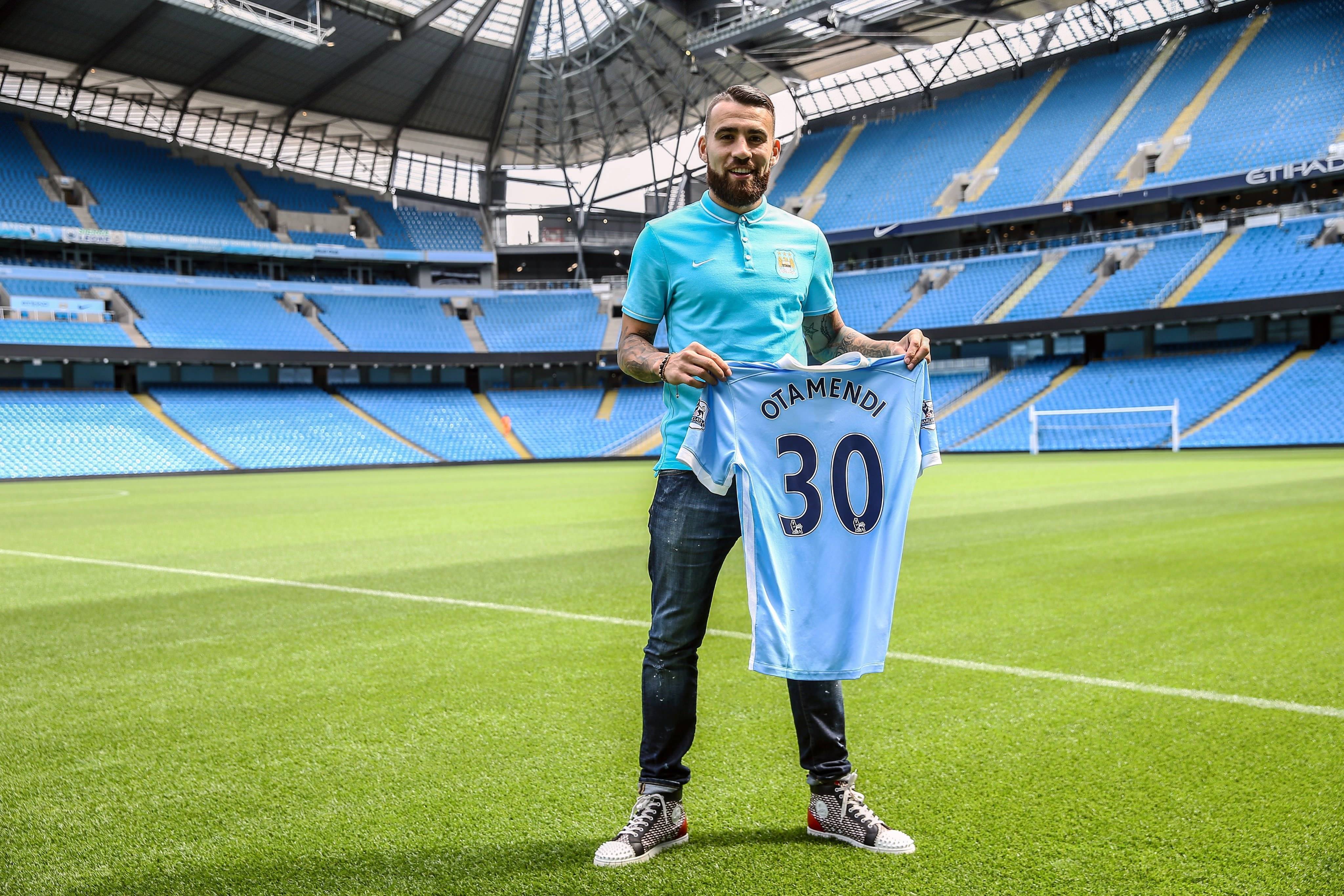 曼城球员斯特林勇夺本赛季最佳球员奖的简单介绍 曼城球员斯特林勇夺本赛季最佳球员奖的简单介绍