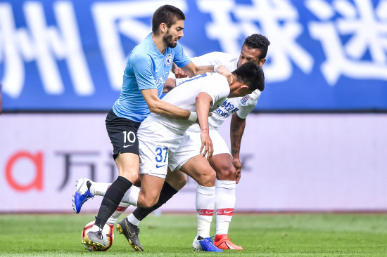 黑白直播-黄海遭遇连败，保级形势岌岌可危