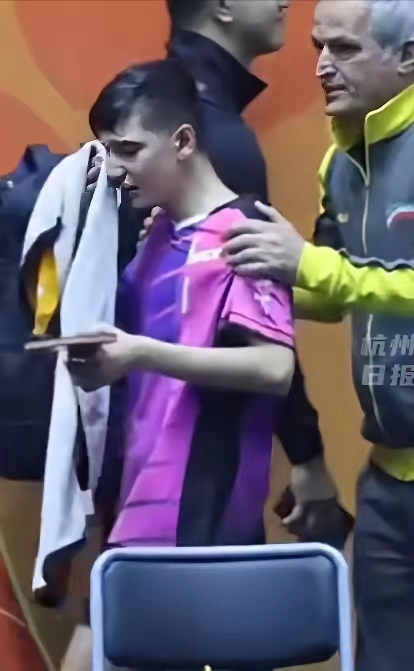 黑白直播-一场惊心动魄的比赛，场面扣人心弦