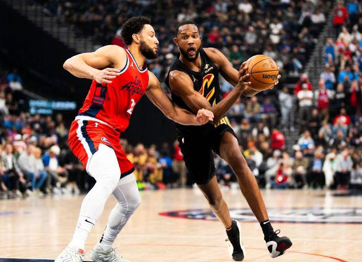 快船胜黄蜂获得连胜,莱昂纳德全场表现出色 快船胜黄蜂获得连胜,莱昂纳德全场表现出色