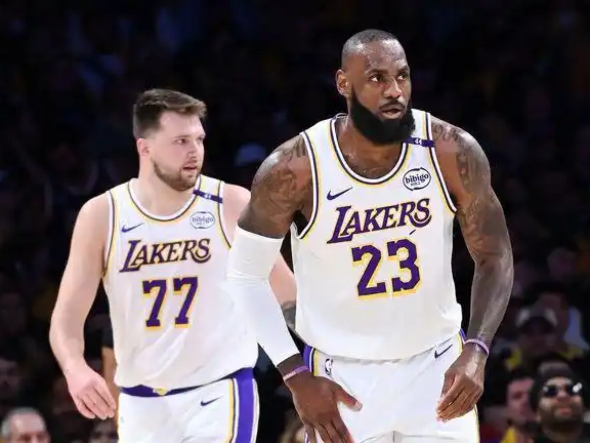 黑白直播在线观看-包含湖人主场大胜，晋级东部总决赛再无悬念！的词条