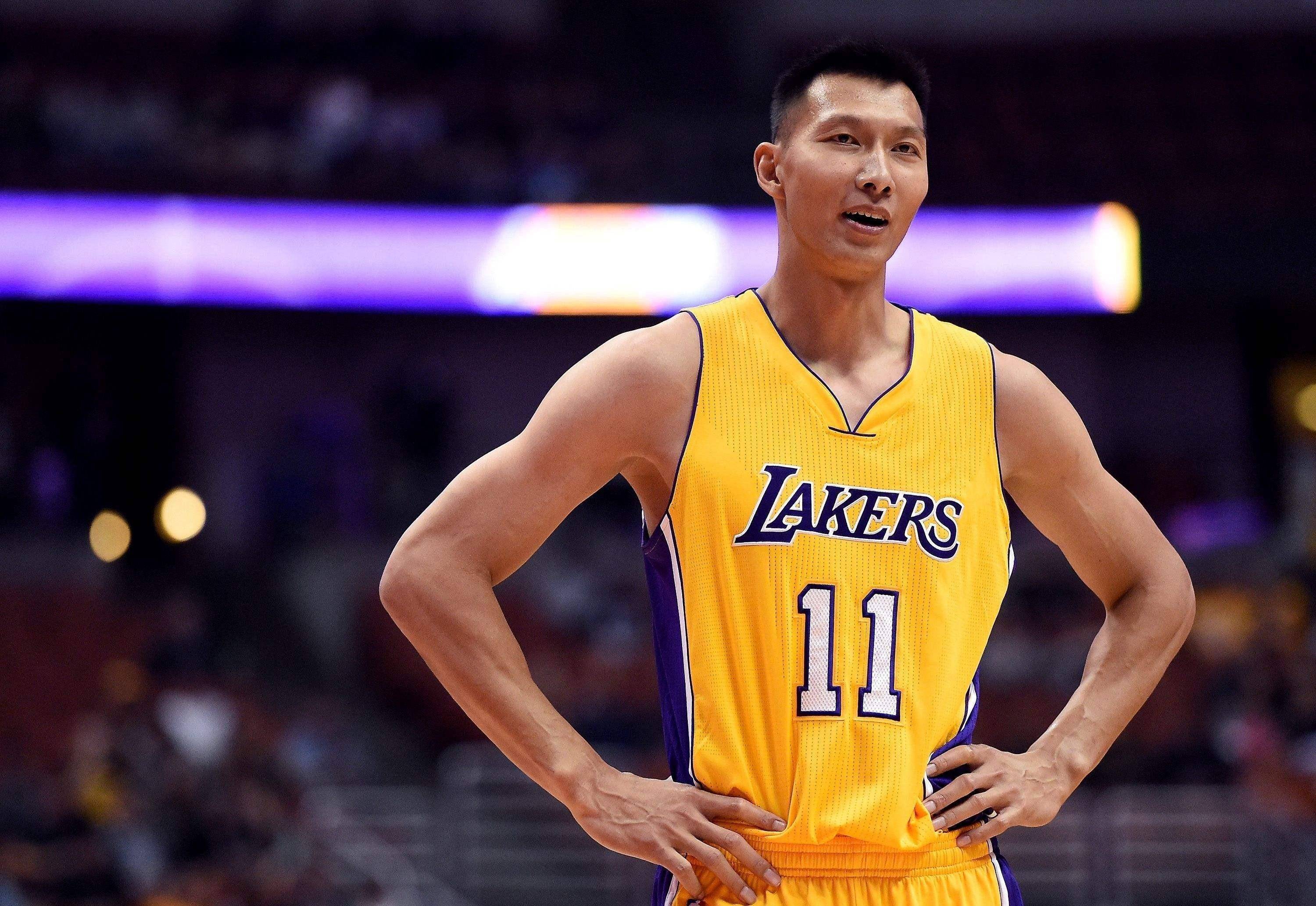 黑白直播-篮球明星在场上展现出色实力