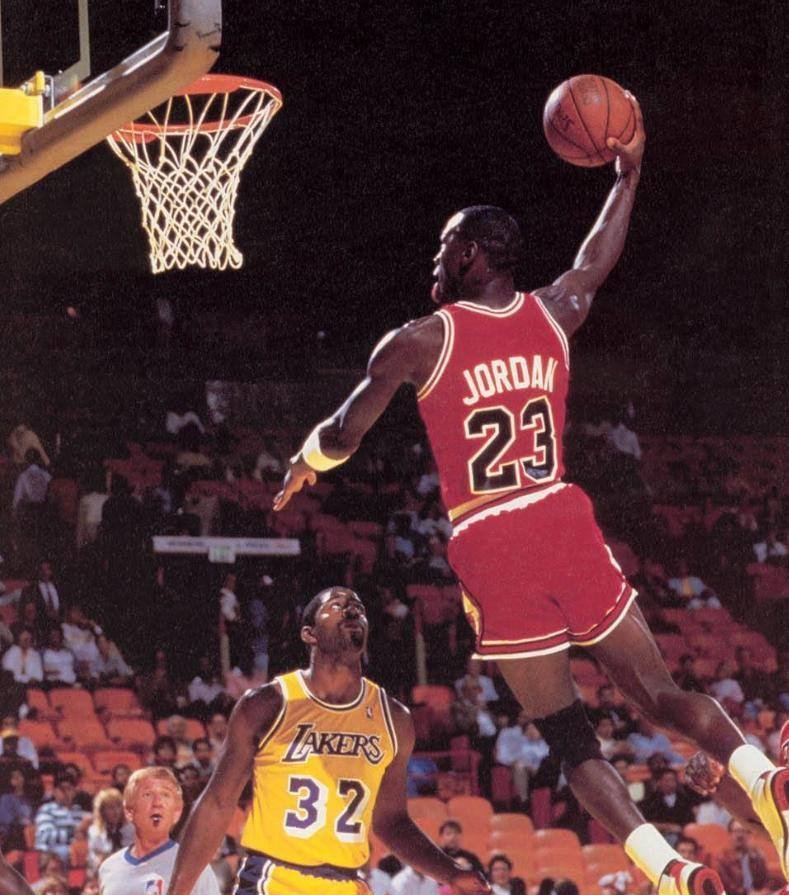 篮球明星在场上展现出色实力