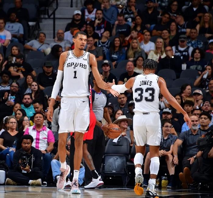 黑白直播-雄鹿惊险逆转马刺，保持不败的战绩