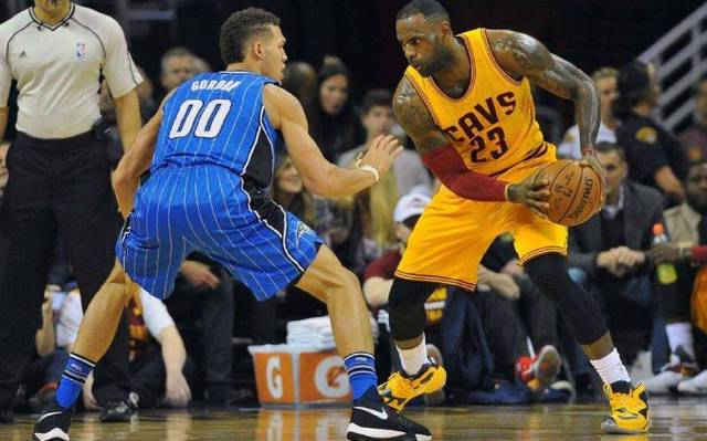 雄鹿惊险逆转马刺，保持不败的战绩