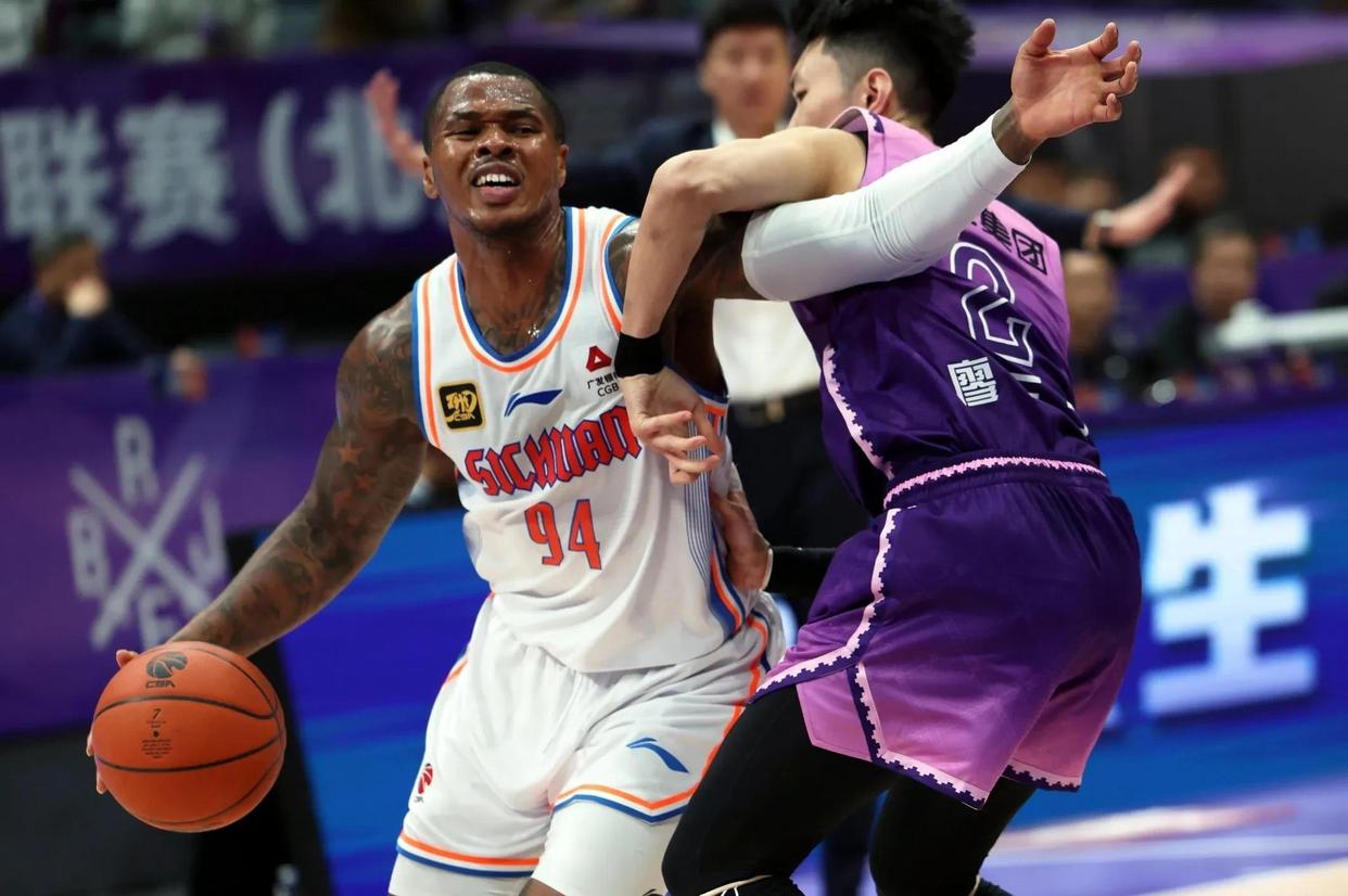 黑白直播在线观看-河南男篮力挫福建，卫冕冠军受挫的简单介绍