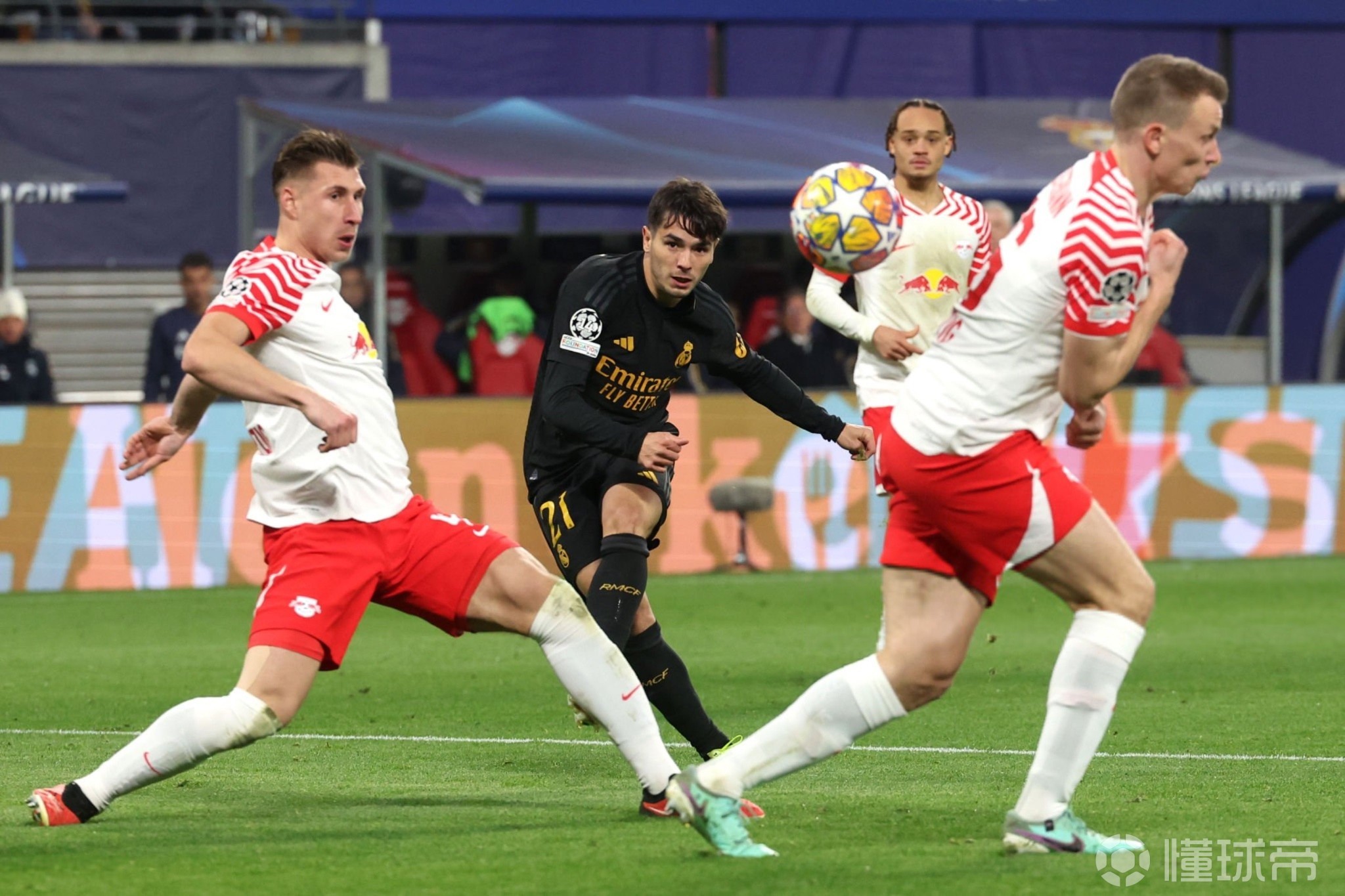 黑白直播-西班牙运动员在田径比赛中发挥出色