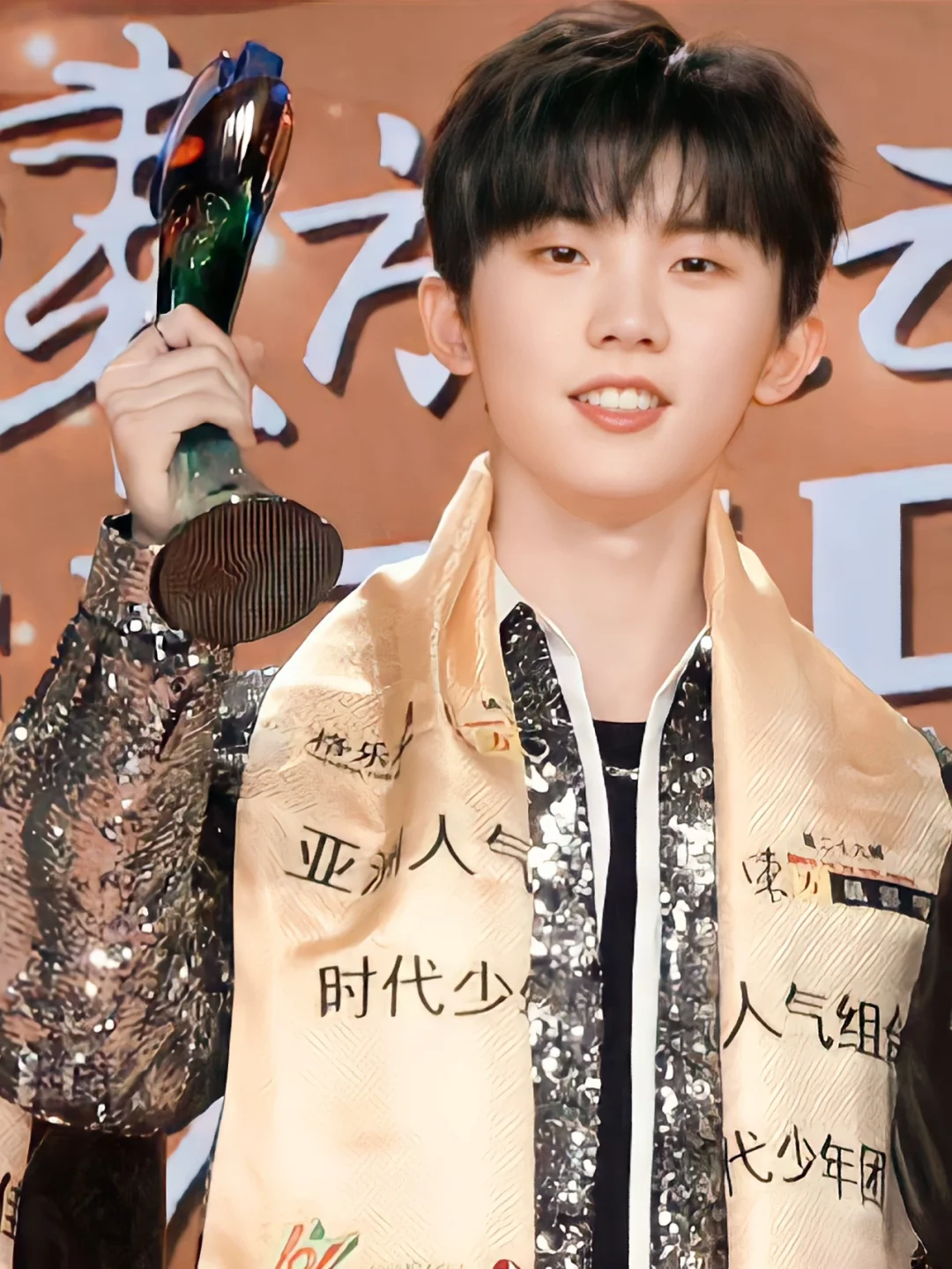 黑白直播网-队长荣获最佳边前卫，个人表现赢得掌声的简单介绍