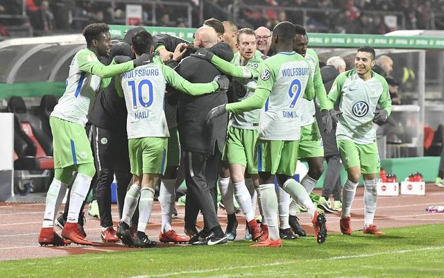 包含沃尔夫斯堡继续领衔德国足球大联赛的词条