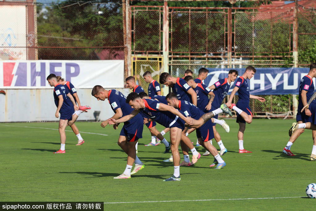 黑白直播网-包含国内足球盛宴热烈展开，球员们为荣誉拼搏的词条