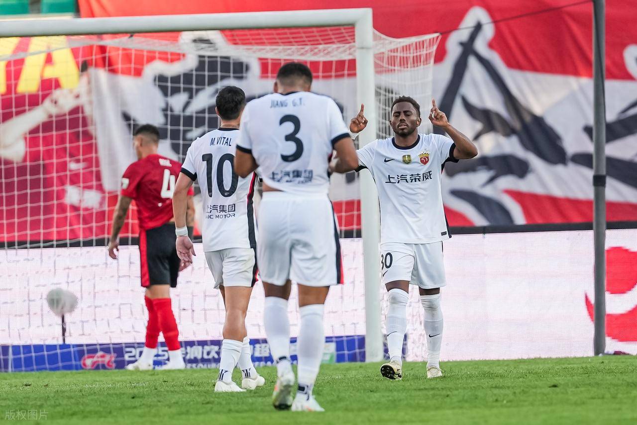 黑白直播nba-上港客场击败河北，继续领跑积分