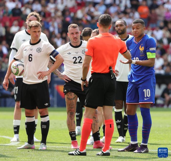 法国联赛中各队员展现出色发挥