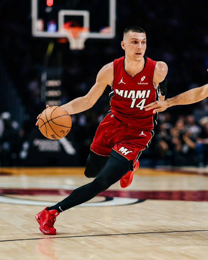 热火全队发挥稳定，轻松战胜黄蜂止连败的简单介绍