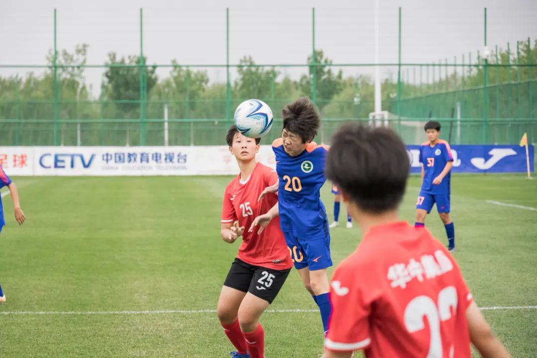 包含中国女足球员在比赛中展现出色，成功晋级下一轮的词条