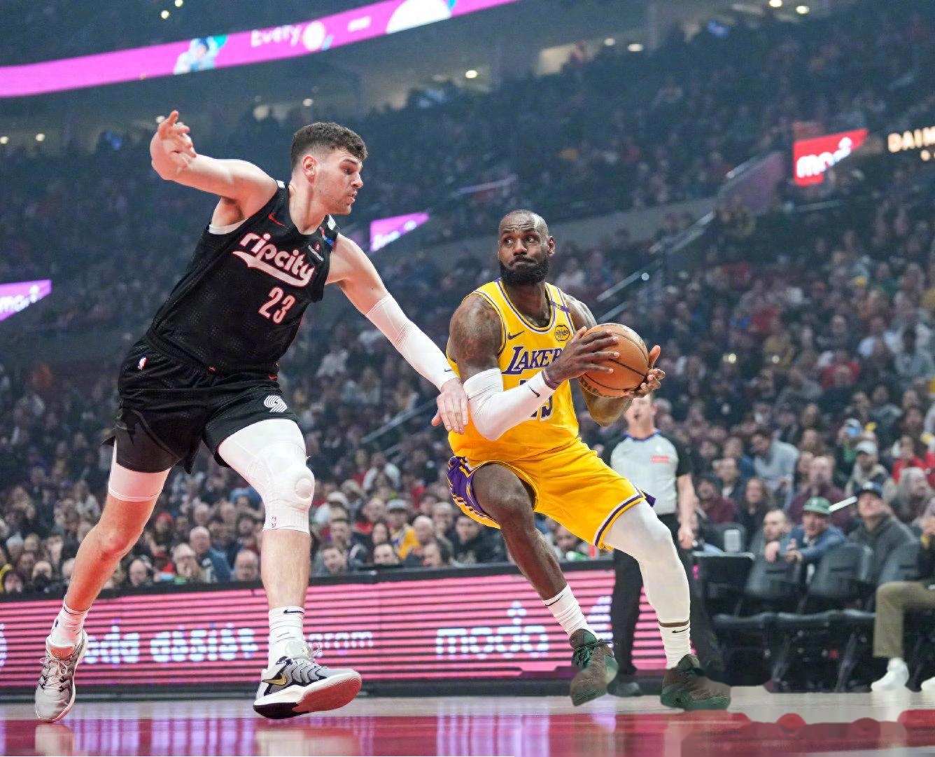 黑白直播网-包含德布劳内在NBA中险胜掘金，球迷沸腾的词条