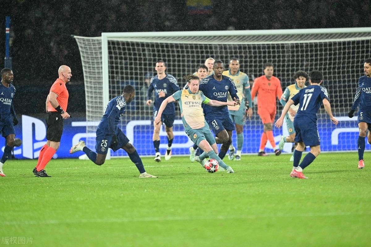黑白直播网-曼城大比分取胜，领先晋级欧冠半决赛