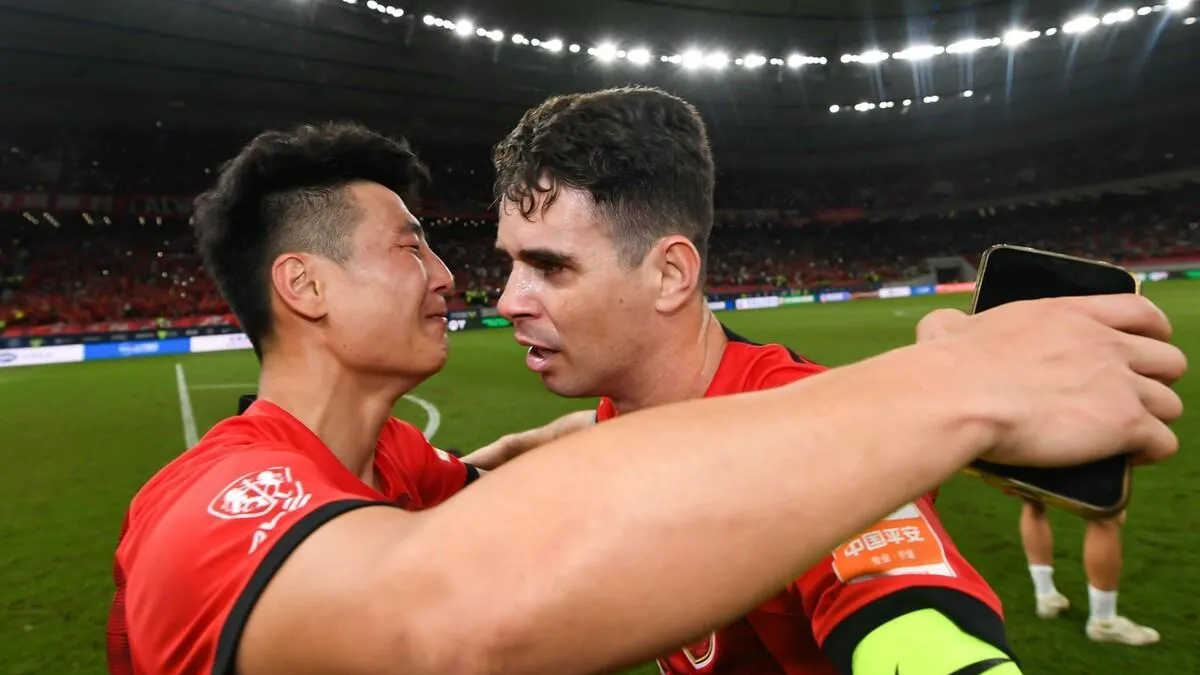 黑白直播nba-上海上港队员团结一致，击败对手