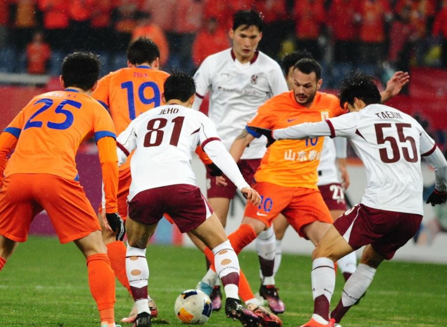 上海上港队员团结一致,击败对手 上海上港队员团结一致,击败对手