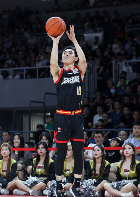 兰斯球员肯尼发挥出色成为球队关键先生