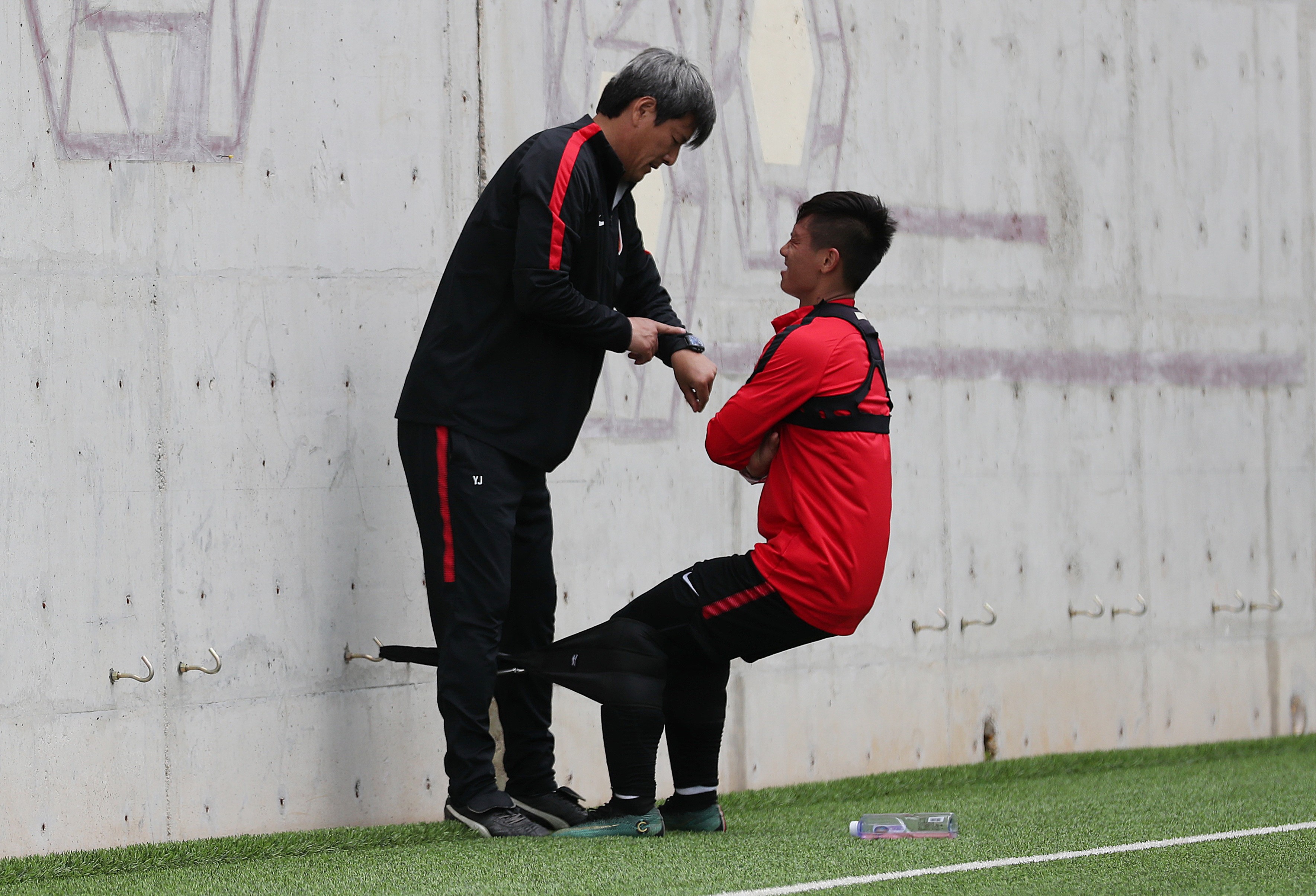 黑白直播-关于不来梅主教练监督球员训练为备战作准备的信息