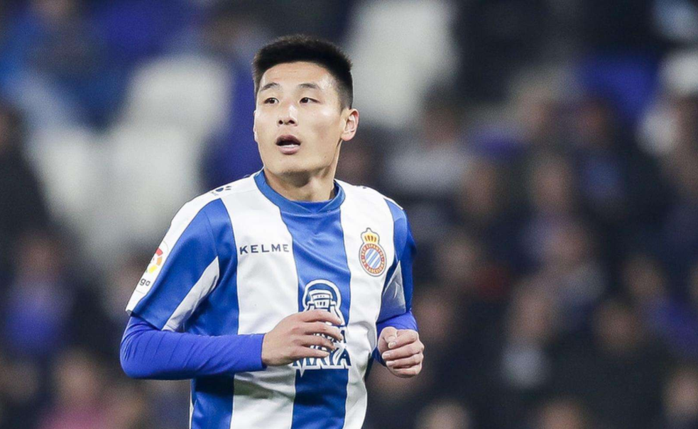 黑白直播网-年轻球员闪耀舞台，赢得球迷喝彩