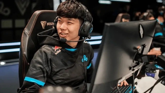 黑白直播网-FLY险胜C9，Inspired操刀奇招英雄翻盘半决赛3:2（成都）