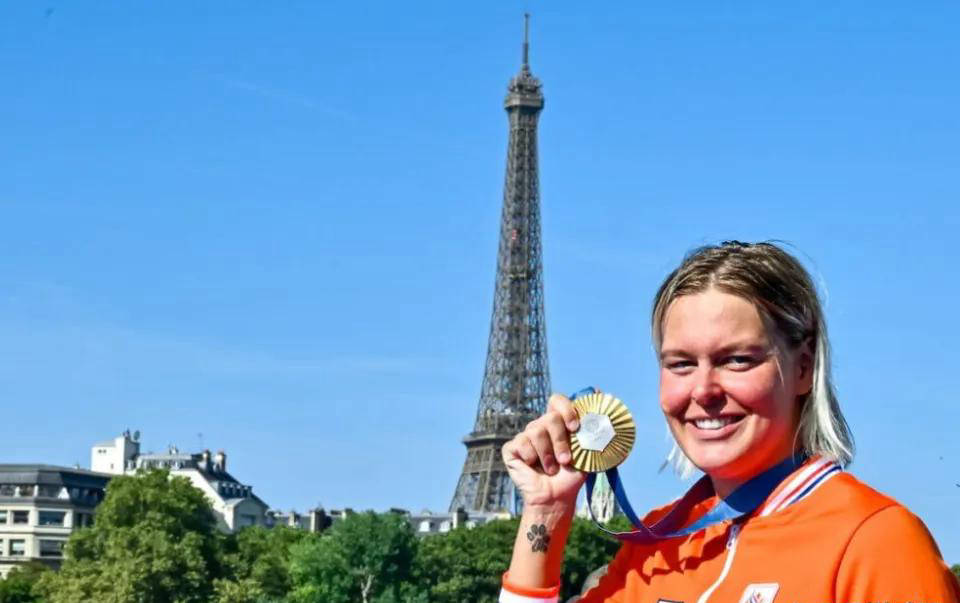 包含荷兰传奇射手正式退役，结束辉煌职业生涯的词条