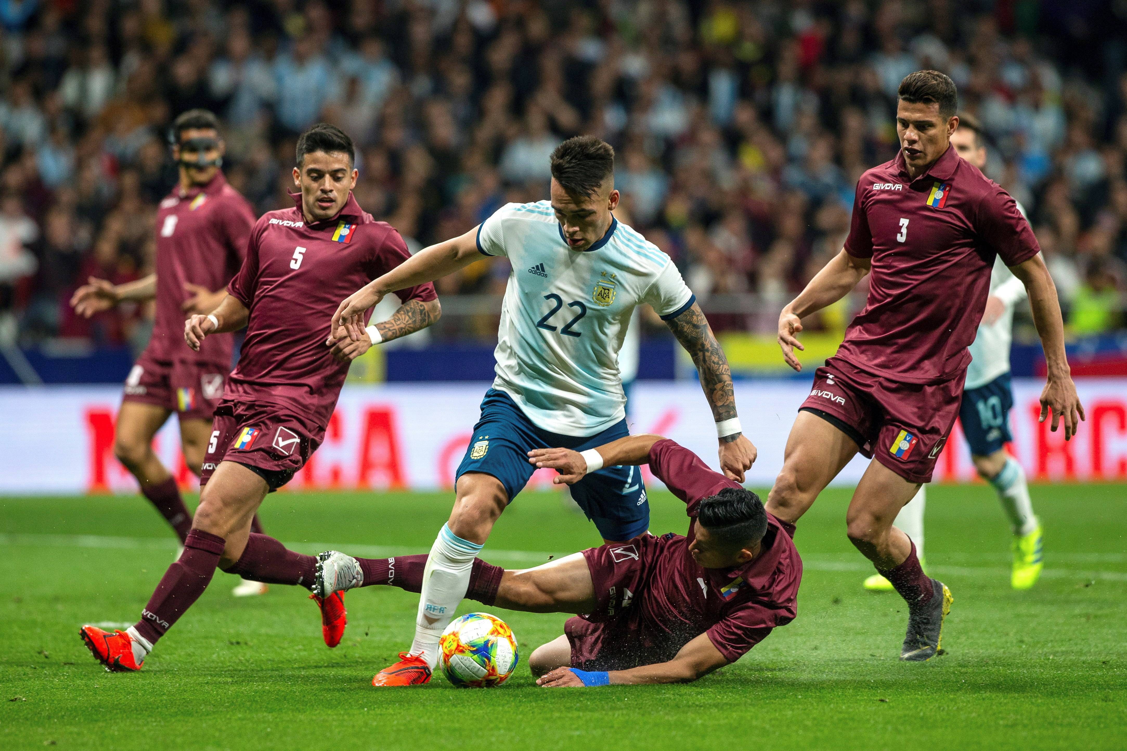 黑白直播在线观看nba-足球比赛现场中结局激动人心的一幕！