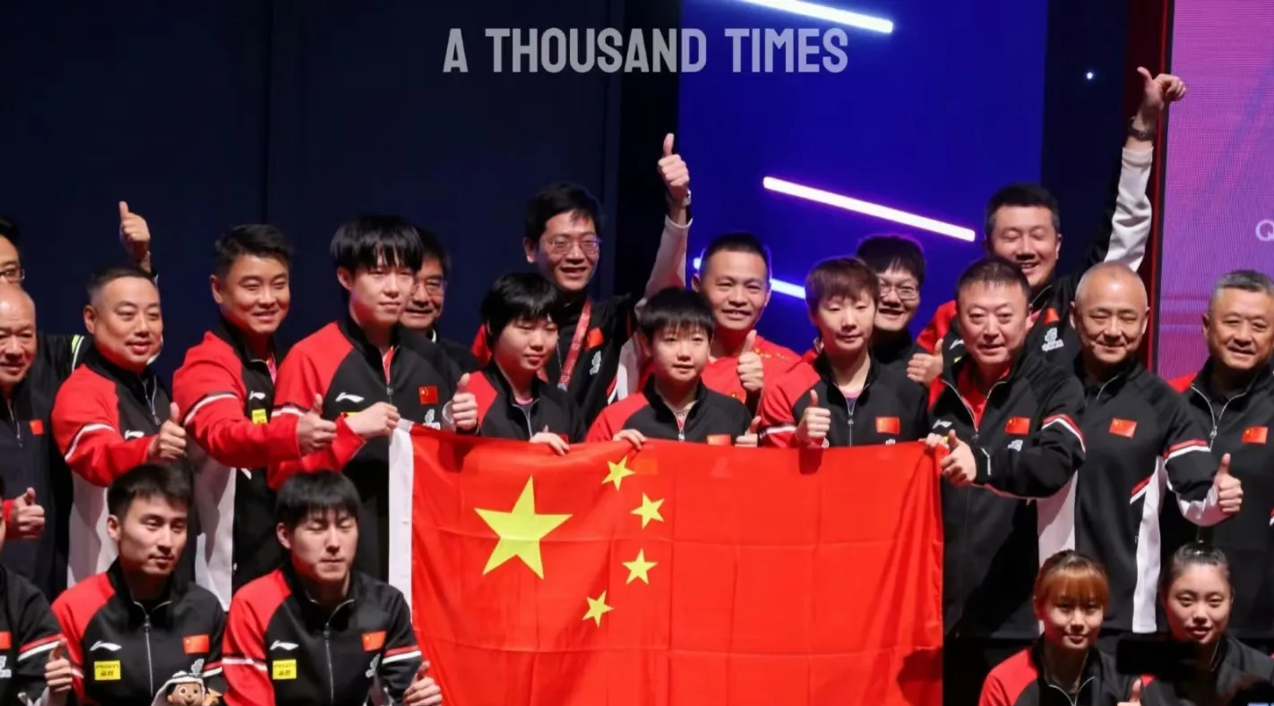 球员们在场上全力以赴争取胜利