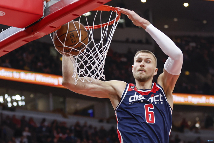 黑白直播体育-包含黄蜂击败国王，克里斯塔普斯改写历史新纪录的词条