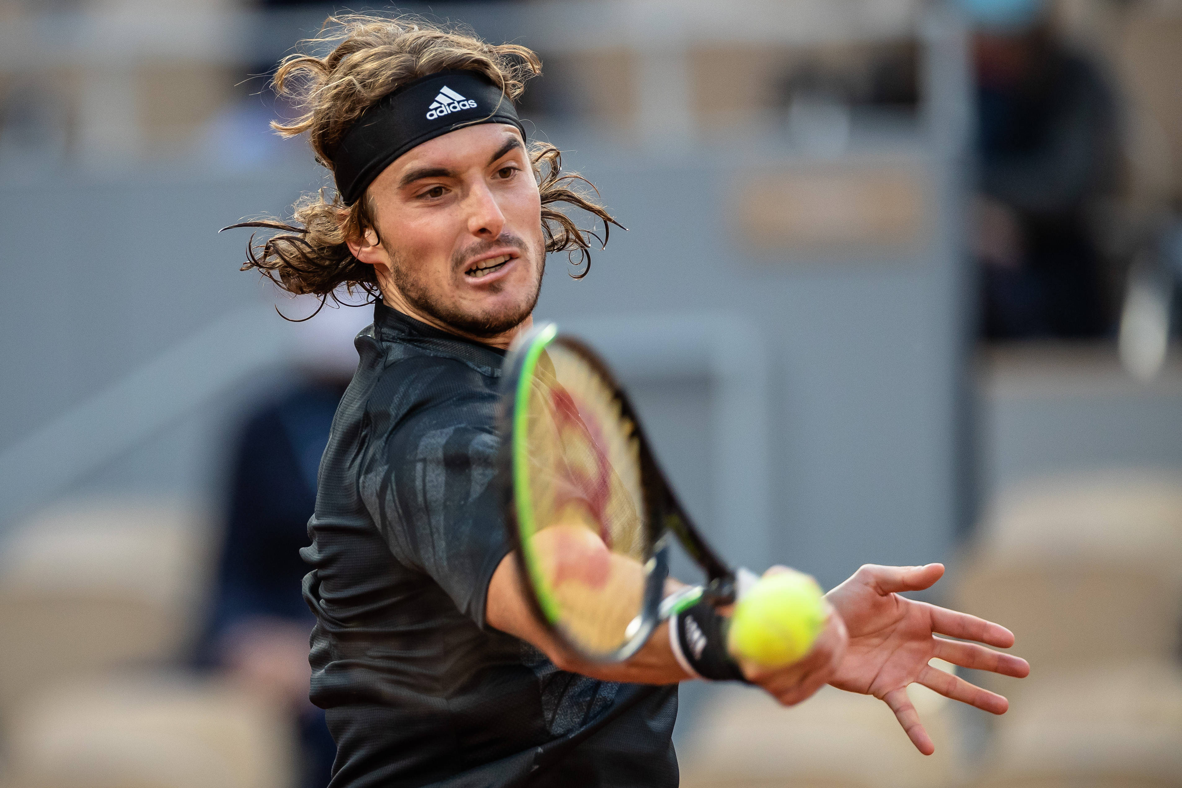 黑白直播在线观看-英国网球队险胜西班牙网球队，西西帕斯统治全场的简单介绍