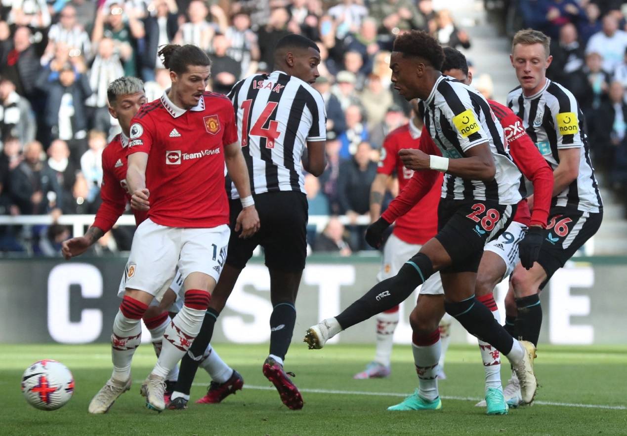 黑白直播-强强对决！英超联赛球队实力强劲，双方对决赛之际