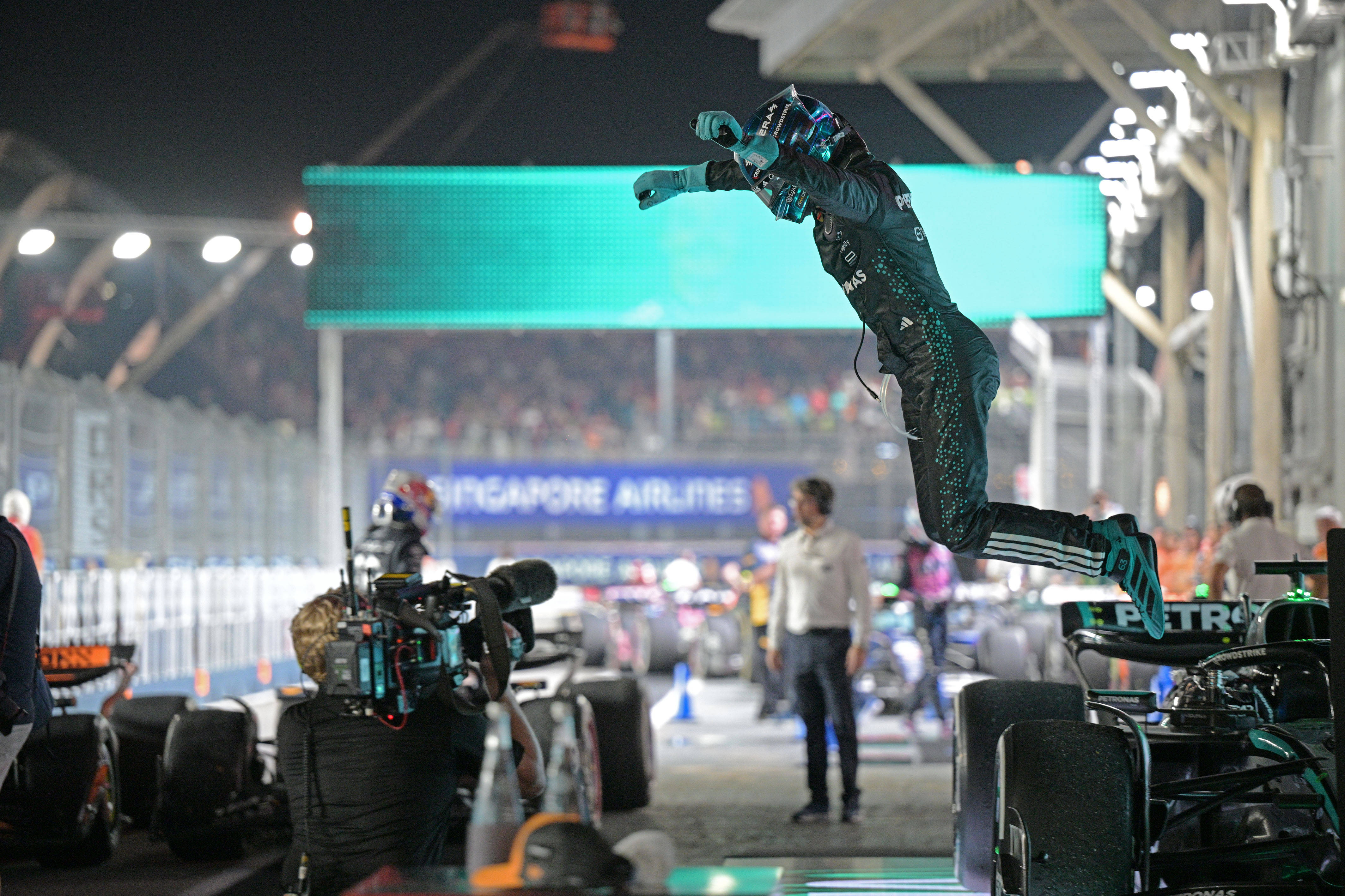 雷诺车队翻盘红牛二队,拉塞尔点燃赛场 雷诺车队翻盘红牛二队,拉塞尔点燃赛场