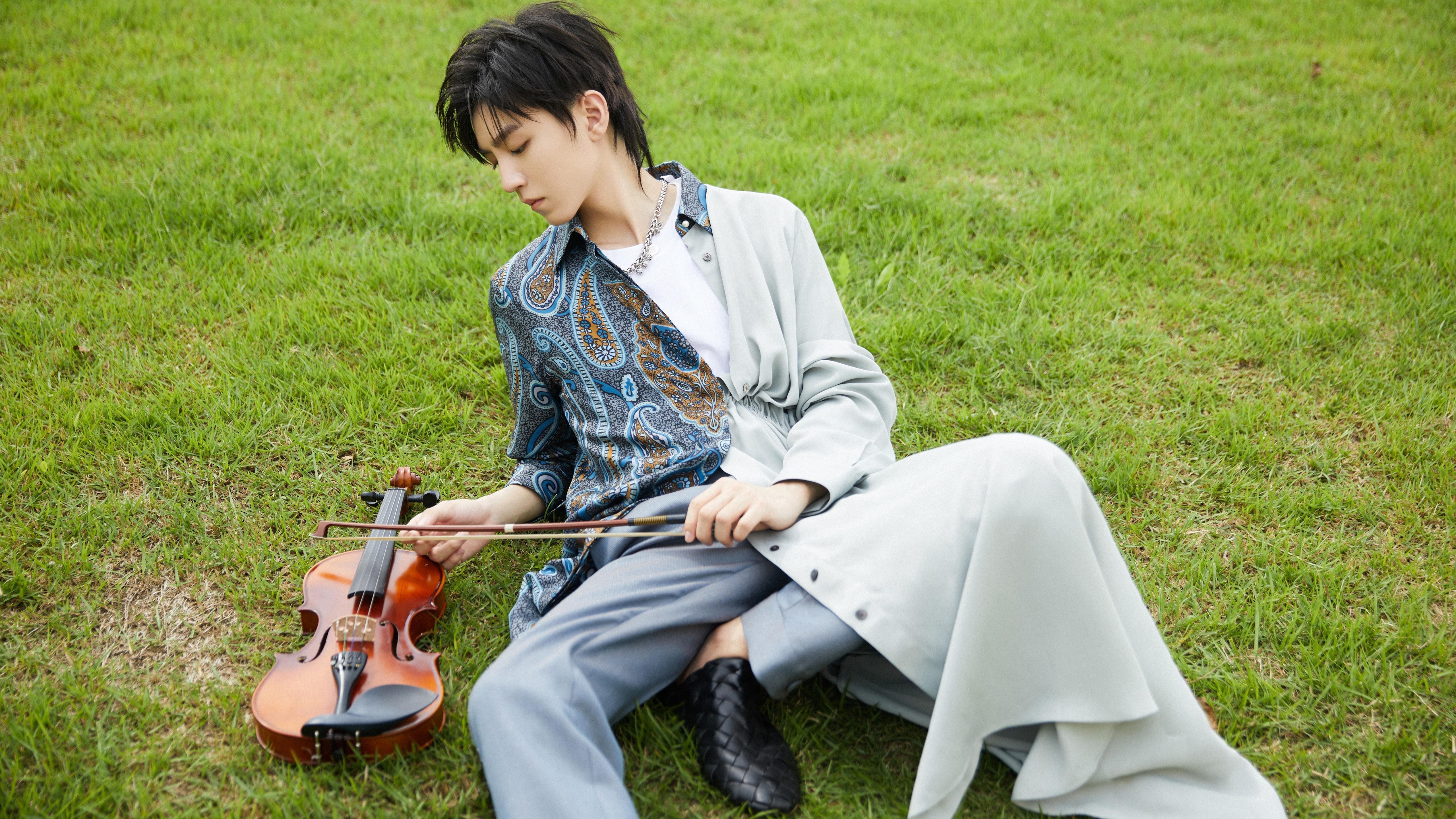 黑白直播nba-绿茵与冰川的硬核美学，当基耶萨在球场引爆，冰岛在像素战场绝杀巴萨